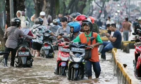 Cara Atasi Motor Mogok Karena Banjir Ampuh untuk Dilakukan! - Kemonland