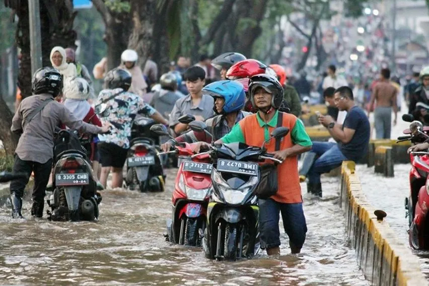 Cara Atasi Motor Mogok Karena Banjir Ampuh untuk Dilakukan! - Kemonland